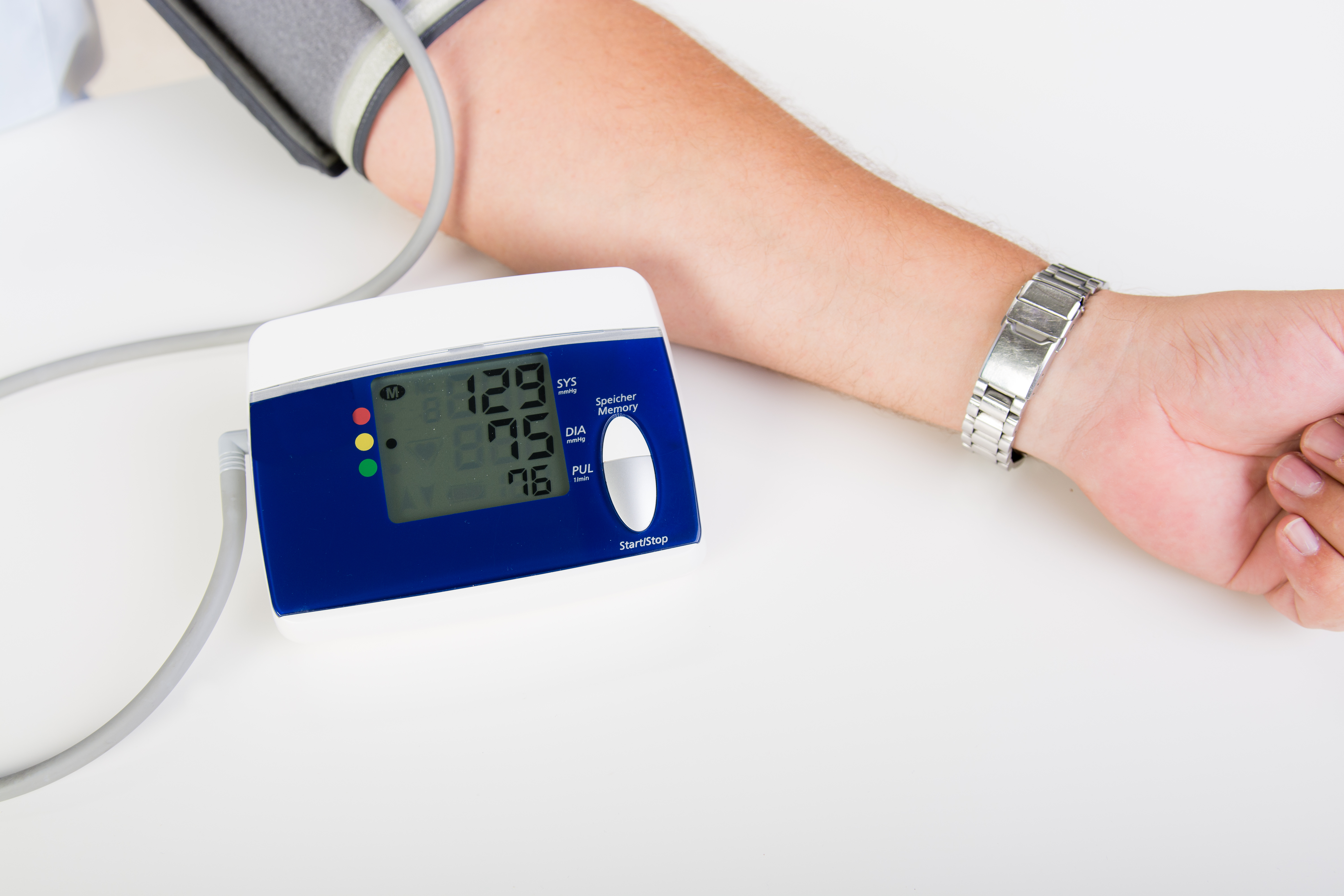 Arm mit Blutdruckmessgerät sichtbar