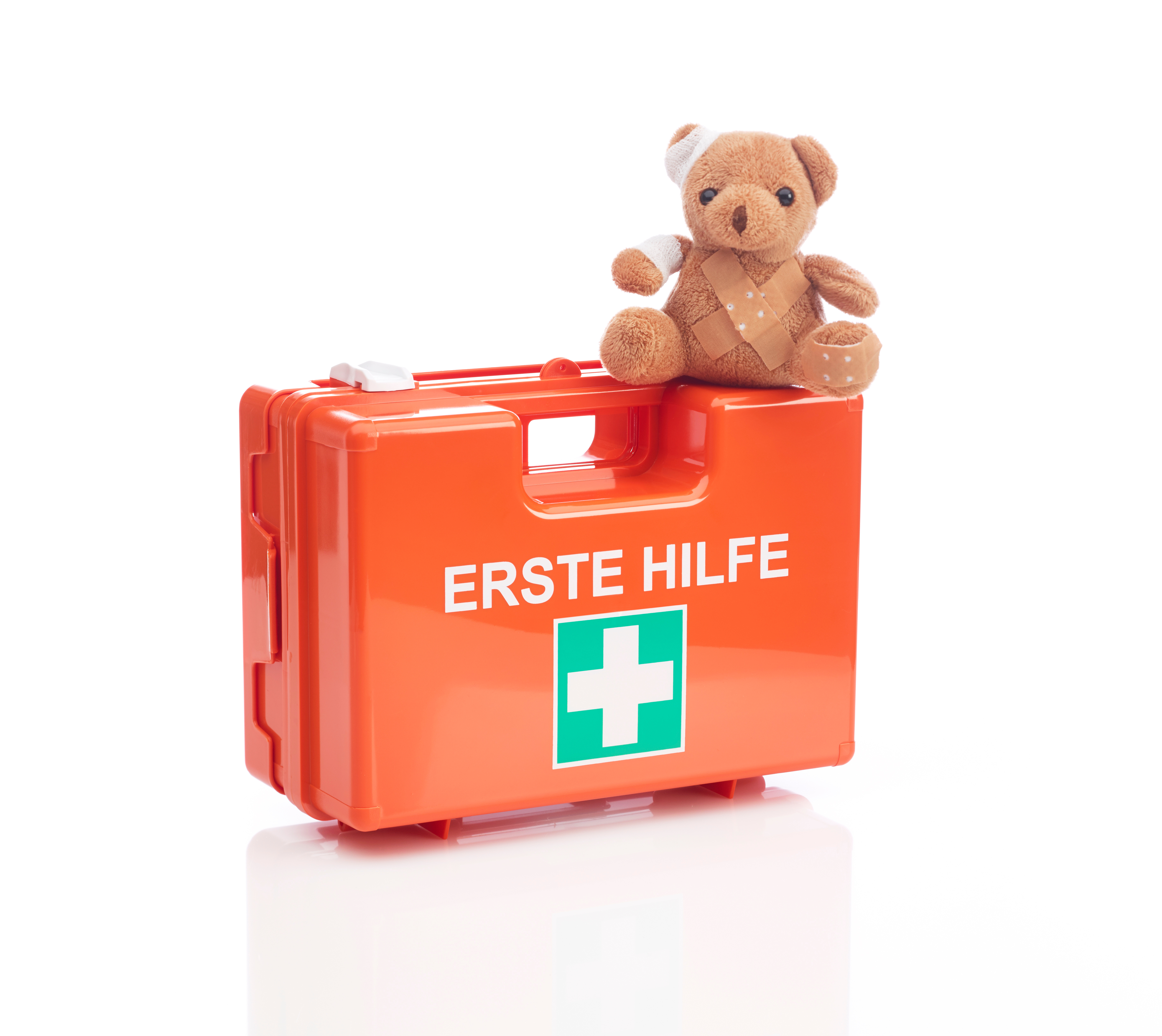 orangener Erste-Hilfe Koffer mit teddybär